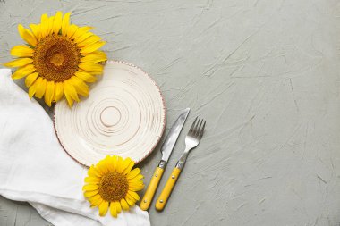 Gri arkaplanda ayçiçekleri olan güzel masa ayarları