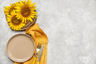 Gri arkaplanda ayçiçekleri olan güzel masa ayarları