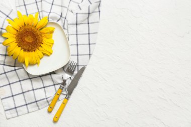 Beyaz arkaplanda ayçiçeği olan güzel masa ayarları