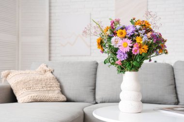 Oturma odasının içindeki kahve masasında yabani çiçekler. Yakın çekim.