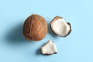 Mavi zemin üzerine taze hindistancevizi