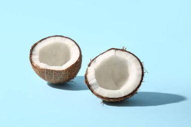 Mavi arka planda taze hindistan cevizi