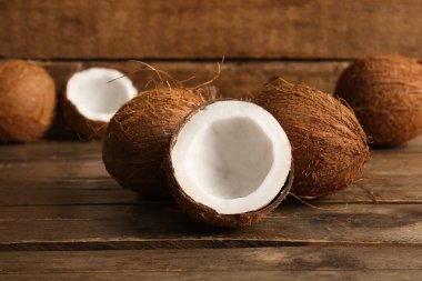 Ahşap arka planda taze hindistan cevizleri