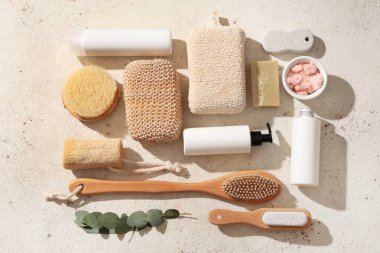 Kozmetik ürünleri ve hafif arka planda farklı banyo malzemeleri içeren kompozisyon