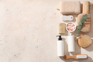 Kozmetik ürünleri ve hafif arka planda farklı banyo malzemeleri içeren kompozisyon