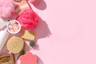 Pembe arka planda banyo malzemeleri ve kozmetik ürünleri içeren kompozisyon