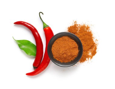 Kırmızı biber ve beyaz arka planda zemin. Üst görünüm