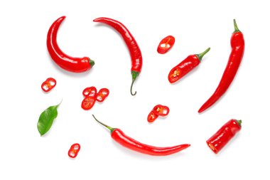 Beyaz arka planda kırmızı biber. Üst görünüm