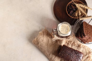 Mason kavanozu beyaz arka planda ekmek ve buğday dilimleri ile taze kvass