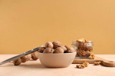 Lezzetli cevizli kase ve bej arka planda fındıkkıran