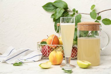Beyaz arka planda cam ve sürahi taze elma kvass.
