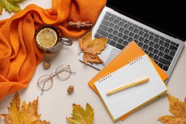 Dizüstü bilgisayarlı kompozisyon, modern laptop, arka planda bir fincan çay ve eşarp