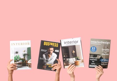 Pembe arka planda farklı dergileri olan kadın elleri