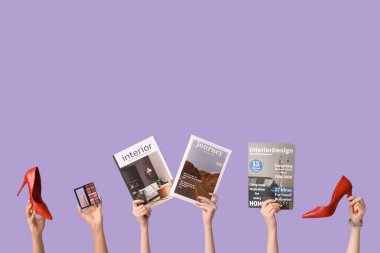 Farklı dergilere sahip kadın elleri, şık topuklu ayakkabılar ve eflatun arkaplanlı palet.