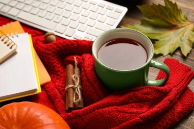 Tarçınlı çay ve kazak ahşap masada, yakın plan.
