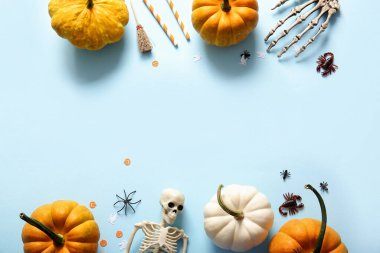 Renk arkaplanında taze kabak ve dekor olan Cadılar Bayramı kompozisyonu