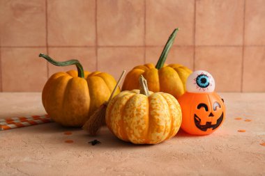 Renkli arkaplanda Cadılar Bayramı için taze balkabağı ve süsleme kompozisyonu