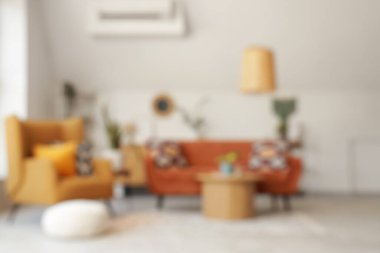 Bulanık oturma odası, kırmızı kanepe, koltuk ve masa.