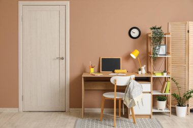 Çalışma odası, kapısı ve kitaplığı olan öğrenci odasının içinde.