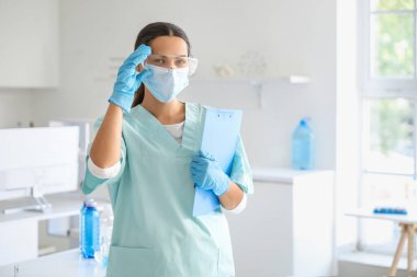 Araştırma laboratuarında panosu olan genç bir kadın bilim adamı. Dünya Su İzleme Günü