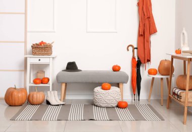 Koridorun içinde balkabakları, yumuşak bank ve masalar var.