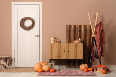 Sonbahar dekoru, kapısı ve tuvaleti olan koridorun içi.