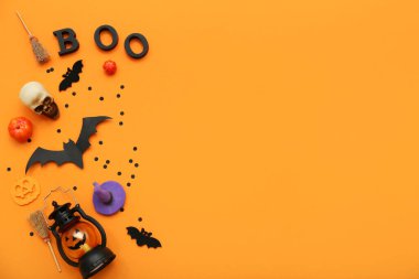 Turuncu arka planda Cadılar Bayramı için farklı dekorasyonlara sahip kompozisyon