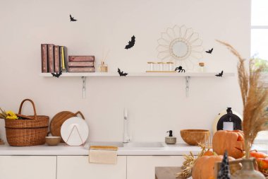 Cadılar Bayramı için tezgah ve raflarla dekore edilmiş hafif mutfak.