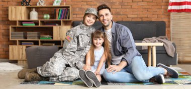 Evde ailesi ile Mutlu kadın asker