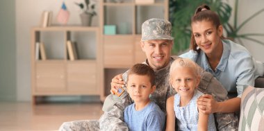 Evde ailesi ile Mutlu askeri adam