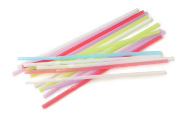 Beyaz arkaplanda farklı plastik pipetler