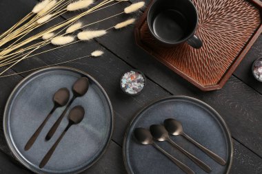 Temiz tabaklar ve siyah ahşap masa üzerinde kurutulmuş lagurular.