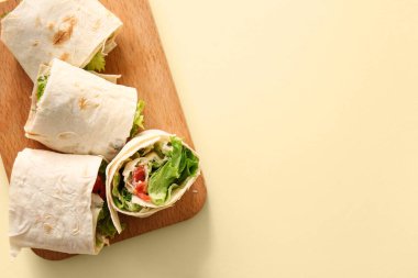 Tahta ahşap ahşap ahşap ahşap rulo domates ve bej arka planda yeşillikler