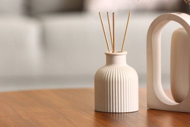 Odadaki masada bir şişe sazlık ayırıcı, yakın plan.