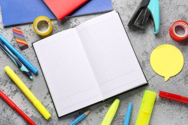 Grunge Grey arkaplan üzerinde farklı kırtasiyeye sahip defterler