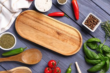 Mutfak tahtası, baharat ve sebzeli kompozisyon koyu ahşap arka planda