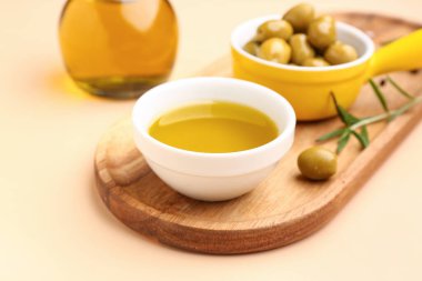 Bej arka planda taze zeytinyağlı kase