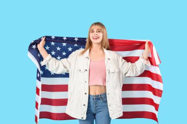 Mavi arka planda Amerikan bayrağı olan genç bir kız.