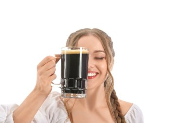 Beyaz arka planda birası olan güzel Ekim Festivali garsonu, yakın plan.