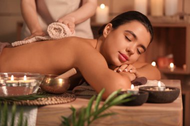 Güzel bir kadın güzellik salonunda masaj yaptırıyor.