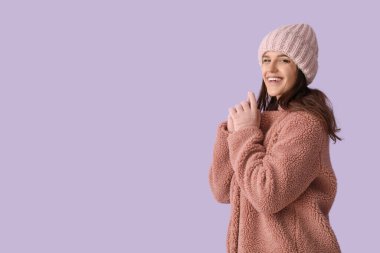 Leylak arkaplanda oyuncak ceketli genç bir kadın.