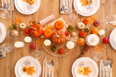 Şükran Günü için balkabakları, tebrik kartları ve mumlarla şenlik masası.