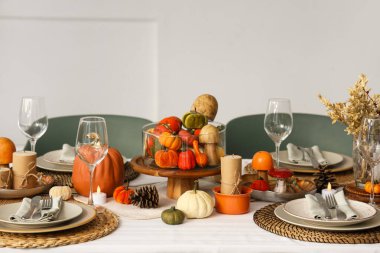 Şükran Günü için balkabakları, kurumuş çiçekler ve çam kozalaklarıyla şenlik masası.