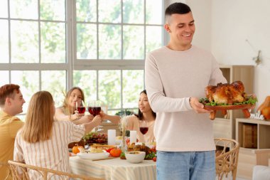 Şükran Günü 'nde hindi yiyen genç adam.