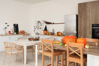 Cadılar Bayramı için tezgah ve yemek masalarıyla dekore edilmiş aydınlık mutfak.