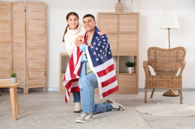 Evde ABD bayrağı taşıyan küçük kız ve babası. Gaziler Günü kutlamaları