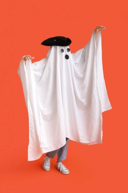 Cadılar Bayramı kostümlü kadın. Arka planda hayalet ve korsan şapkası.