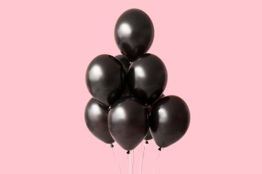 Pembe arka planda güzel hava balonları. Kara Cuma konsepti