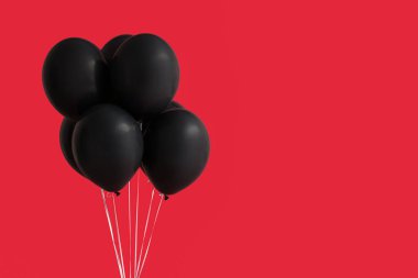 Kırmızı arka planda güzel hava balonları. Kara Cuma indirimi