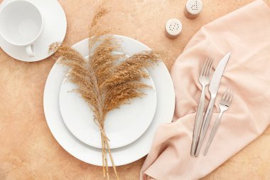 Bej arkaplanda güzel masa ayarları